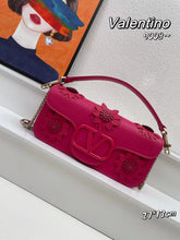 Load image into Gallery viewer, VLTN083 LOCÒ SHOULDER BAG WITH APPLIQUE FLOWERS / W10.6xH5.1xD2.3 in