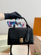 Load image into Gallery viewer, LB1399 Louis Vuitton Madeleine BB / 25 x 16 cm