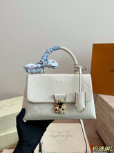 Load image into Gallery viewer, LB1400 Louis Vuitton Madeleine BB / 25 x 16 cm