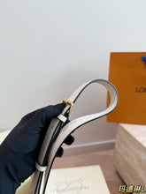 Load image into Gallery viewer, LB1400 Louis Vuitton Madeleine BB / 25 x 16 cm