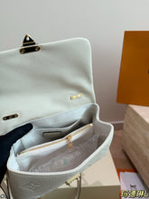 Load image into Gallery viewer, LB1400 Louis Vuitton Madeleine BB / 25 x 16 cm