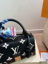 Load image into Gallery viewer, LB1401 Louis Vuitton Madeleine BB / 25 x 16 cm