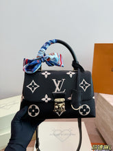 Load image into Gallery viewer, LB1401 Louis Vuitton Madeleine BB / 25 x 16 cm