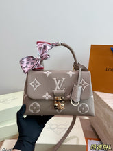 Load image into Gallery viewer, LB1402 Louis Vuitton Madeleine BB / 25 x 16 cm