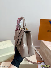 Load image into Gallery viewer, LB1402 Louis Vuitton Madeleine BB / 25 x 16 cm