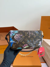 Load image into Gallery viewer, LB1043 Louis Vuitton Pochette Accessoires Mila / 23 x 13 cm