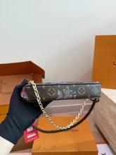 Load image into Gallery viewer, LB1043 Louis Vuitton Pochette Accessoires Mila / 23 x 13 cm