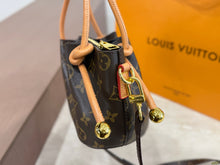 Load image into Gallery viewer, LB1409 Louis Vuitton Petite Boîte Chapeau / 16 x 13 cm