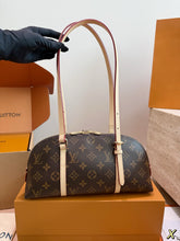 Load image into Gallery viewer, LB1501 LV Squire East West Handbag / 30 x 15 cm