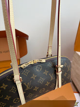 Load image into Gallery viewer, LB1501 LV Squire East West Handbag / 30 x 15 cm