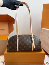 Load image into Gallery viewer, LB1501 LV Squire East West Handbag / 30 x 15 cm