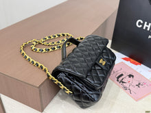 Load image into Gallery viewer, CC1368 CHANEL Vintage 2.55 Reissue / 24 x 15 cm