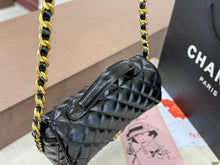 Load image into Gallery viewer, CC1368 CHANEL Vintage 2.55 Reissue / 24 x 15 cm