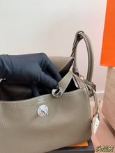 Load image into Gallery viewer, HM188 Hermes Lindy 26 / TC Leather / 26x18x12cm