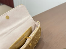 Load image into Gallery viewer, LB1346 Louis Vuitton Ivy WOC / 22 x 11 cm