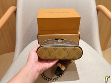 Load image into Gallery viewer, LB1437 Louis Vuitton Vanity Chain Pouch / 19 x 12 x 6 cm