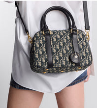 Load image into Gallery viewer, DR398 Medium/Large D-Vibe Bowling Bag / HIGHEST QUALITY VERSION