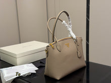 Load image into Gallery viewer, PD397 PRADA Bonnie Medium / 33 x 23 cm