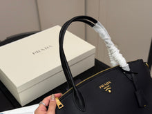 Load image into Gallery viewer, PD397 PRADA Bonnie Medium / 33 x 23 cm