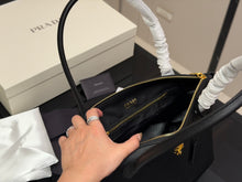 Load image into Gallery viewer, PD397 PRADA Bonnie Medium / 33 x 23 cm