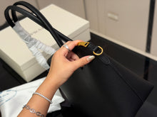 Load image into Gallery viewer, PD397 PRADA Bonnie Medium / 33 x 23 cm