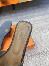 Load image into Gallery viewer, SE1582 Hermes Oran Sandal / Size5-12