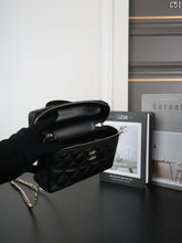 Load image into Gallery viewer, CC1383 Chanel 26C Caviar Vanity Case / 19 x 12 cm