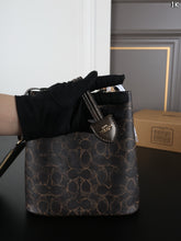 Load image into Gallery viewer, COH003 COACH Rowan Bucket Bag / 21 x 21 cm
