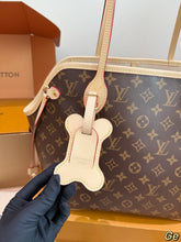 Load image into Gallery viewer, LB1456 Louis Vuitton Neverfull MM Tote / Monogram Canvas / 31 x 28 cm