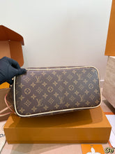 Load image into Gallery viewer, LB1456 Louis Vuitton Neverfull MM Tote / Monogram Canvas / 31 x 28 cm