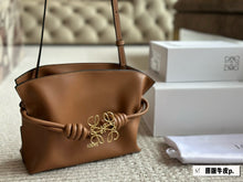 Load image into Gallery viewer, LWE033 Flamenco Purse Bucket / 9.4x7.8x6.3inch