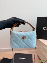 Load image into Gallery viewer, CC1405 Chanel 25A Haze Blue Vanity Case / 16cm