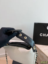 Load image into Gallery viewer, CC1406 Chanel 25A Vanity Case / Bouclé & Leather / 16cm
