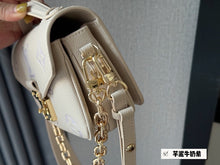 Load image into Gallery viewer, LB952 Pochette Métis East West / 8.5 x 5.3 x 2.4 inches