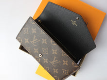 Load image into Gallery viewer, LB1462 Louis Vuitton Sarah Wallet / 19 x 10.5 x 2 cm