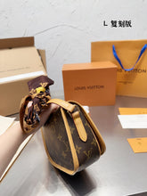 Load image into Gallery viewer, LB827 Vintage Small/Medium Shoulder Bag