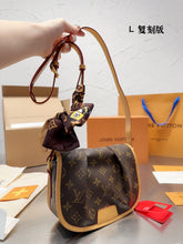 Load image into Gallery viewer, LB827 Vintage Small/Medium Shoulder Bag