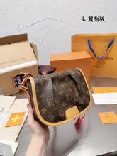 Load image into Gallery viewer, LB827 Vintage Small/Medium Shoulder Bag