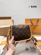 Load image into Gallery viewer, LB827 Vintage Small/Medium Shoulder Bag