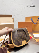 Load image into Gallery viewer, LB827 Vintage Small/Medium Shoulder Bag