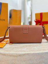 Load image into Gallery viewer, LB1222 Wallet On Chain Low Key / 8.7 x 5.1 x 1.4 inches / HIGHEST QUALITY VERSION