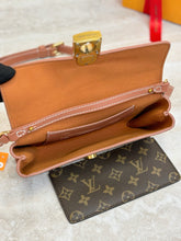 Load image into Gallery viewer, LB1222 Wallet On Chain Low Key / 8.7 x 5.1 x 1.4 inches / HIGHEST QUALITY VERSION