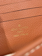 Load image into Gallery viewer, LB1222 Wallet On Chain Low Key / 8.7 x 5.1 x 1.4 inches / HIGHEST QUALITY VERSION