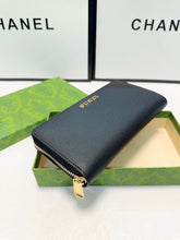 Load image into Gallery viewer, GC621 Zip Around Wallet with Gucci Script / 7.8"W x 5"H x 1.6"D