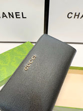 Load image into Gallery viewer, GC621 Zip Around Wallet with Gucci Script / 7.8"W x 5"H x 1.6"D