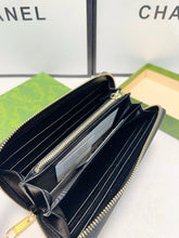 Load image into Gallery viewer, GC621 Zip Around Wallet with Gucci Script / 7.8"W x 5"H x 1.6"D