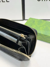 Load image into Gallery viewer, GC621 Zip Around Wallet with Gucci Script / 7.8"W x 5"H x 1.6"D