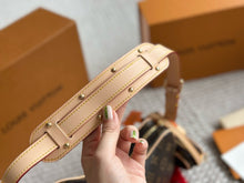 Load image into Gallery viewer, LB990 Croissant MM / 9.8 x 5.9 x 2 inches