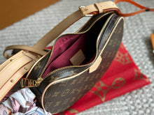 Load image into Gallery viewer, LB990 Croissant MM / 9.8 x 5.9 x 2 inches