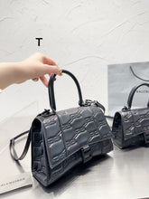 Load image into Gallery viewer, BCG055 Women's Hourglass Xs/S Handbag